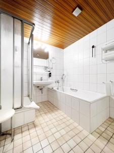 Koupelna v ubytování WAGNERS Hotel im Fichtelgebirge