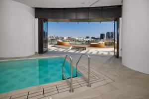 a swimming pool in the middle of a building at Riverfront 2 Bedroom Apt in Brisbane City with Parking in Brisbane