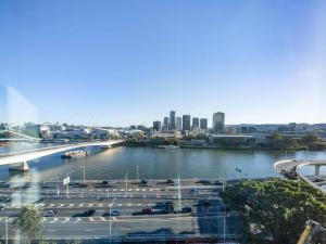 Gallery image of Riverfront 2 Bedroom Apt in Brisbane City with Parking in Brisbane