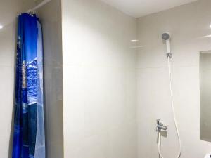 ブカシにあるGood Choice Studio Gateway Park LRT City Jatibening Apartment By Travelioのバスルーム(青いシャワーカーテン付)が備わります。 +4枚の写真