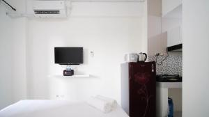 Η κουζίνα ή μικρή κουζίνα στο Compact and Tidy Studio at Puncak Dharmahusada Apartment By Travelio
