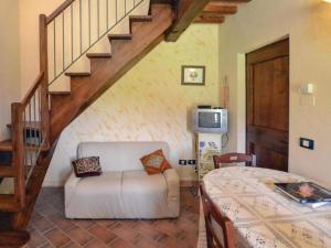 Televízia a/alebo spoločenská miestnosť v ubytovaní Villa in Montalbano with Scenic Views