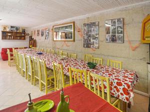 Reštaurácia alebo iné gastronomické zariadenie v ubytovaní Villa in Montalbano with Scenic Views