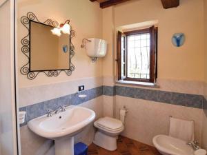 Kúpeľňa v ubytovaní Villa in Montalbano with Scenic Views