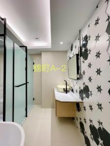 台南市にある阡陌-錦町民宿の壁に白黒の星が飾られたバスルーム