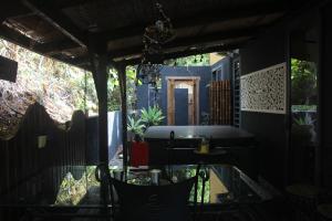 Posezení v ubytování LA LIANE DE JADE 974-Lodge Le Palissandre - jacuzzi privatif - piscine chauffée