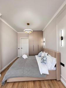 Postel nebo postele na pokoji v ubytování Capital city, Жилой комплекс