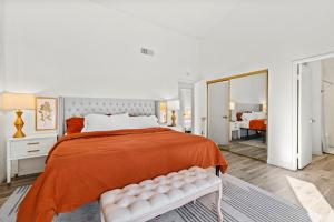 Ένα ή περισσότερα κρεβάτια σε δωμάτιο στο Spacious 3B 2BA Home with High Ceilings and Large Patio