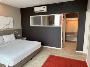 Postel nebo postele na pokoji v ubytování QQ Empire Damansara hotel room