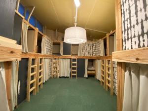 Palanda nebo palandy na pokoji v ubytování Hostel Furoya