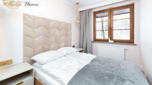 Postel nebo postele na pokoji v ubytování Wonder Home - Apartamenty Leśny Dom z balkonami, niedaleko centrum, w cichej okolicy