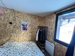 a bedroom with a bed and a window at les Loulous Réallon in Réallon