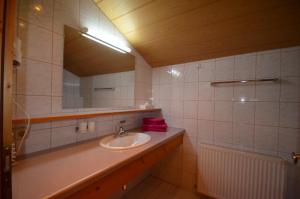 A bathroom at Haus Pinnistor