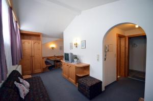 A seating area at Haus Pinnistor