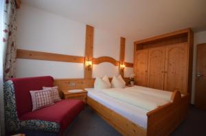 A bed or beds in a room at Haus Pinnistor