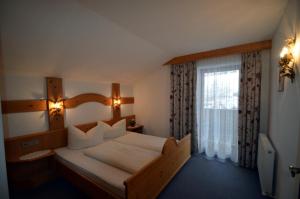 A bed or beds in a room at Haus Pinnistor
