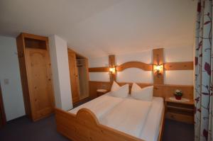 A bed or beds in a room at Haus Pinnistor