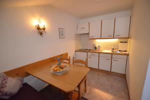 A kitchen or kitchenette at Haus Pinnistor