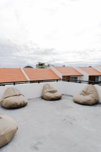 eine Dachterrasse mit Kissen auf dem Dach eines Gebäudes in der Unterkunft Casa Luna Villa in Kerobokan