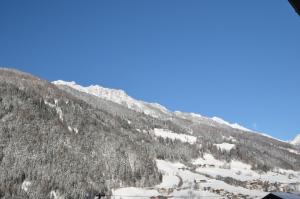 A general mountain view or a mountain view taken from Az apartmant