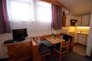 A kitchen or kitchenette at Haus Pinnistor