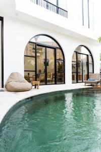 ein Swimmingpool mitten in einem Haus in der Unterkunft Casa Luna Villa in Kerobokan