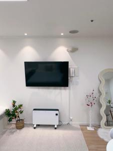 NEW Remodeling Hongdae House電視和／或娛樂中心