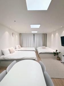 NEW Remodeling Hongdae House房間的床