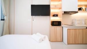 Dapur atau dapur kecil di Cozy Studio Connected to Mall at The Vertu Apartment By Travelio