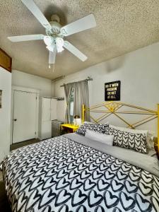 Zdjęcie z galerii obiektu Seattle Home with 2 bedrooms a King bed Queen bed and an Extra Sofa Bed Located 10 minutes from SeaTac Airport and 20 minutes from Downtown w mieście Seattle