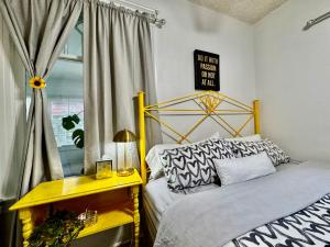 Zdjęcie z galerii obiektu Seattle Home with 2 bedrooms a King bed Queen bed and an Extra Sofa Bed Located 10 minutes from SeaTac Airport and 20 minutes from Downtown w mieście Seattle