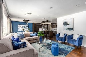 uma sala de estar com um sofá e cadeiras azuis em Scottsdale - 6924 E Mariposa Dr em Scottsdale