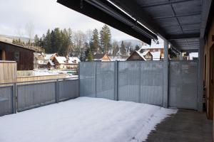 ENJOYHARRACHOV Atraktivní klidné studio 3 v centru Harrachova s parkováním, velkou terasou, Wifi-WLAN, SAT zdarma, možností dobíjení auta, výhledem do zahrady a na romantický kostelík v zimě