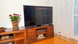 TV a/nebo společenská místnost v ubytování Na Książańskim szlaku by LibertaRent