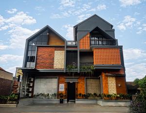 ジンバランにあるMantra Houseのオレンジと黒の建物