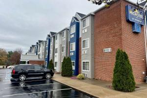 Un coche negro aparcado delante de un edificio en Microtel Inn Georgetown - Lexington North, en Georgetown