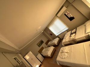 an overhead view of a bedroom with two beds at MHT Otel in Edirne