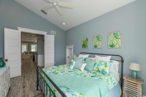 een slaapkamer met een bed met blauwe muren bij Daiquiri Deck in Anna Maria +40 foto's