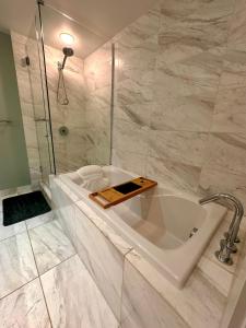 Gallery image of Century Park Condo Oasis in Edmonton