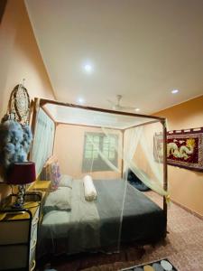 una camera da letto con un letto a baldacchino di Beachfront bungalow south of Phuket a Phuket Altre 21 foto