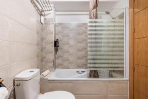 a bathroom with a toilet and a bath tub at La Morada de Killian in Santa Fe +17 photos