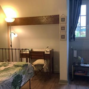 Postel nebo postele na pokoji v ubytování Chez l habitant