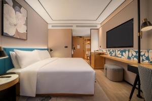 Un ou plusieurs lits dans un hébergement de l'établissement Hilton Garden Inn Shanghai Caoyang