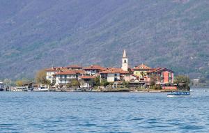 una piccola cittadina sulla riva di un corpo d'acqua di 1 Bedroom Gorgeous Home In Baveno a Baveno