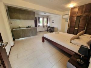 Postel nebo postele na pokoji v ubytování Day & Night Accommodations