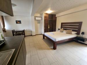 Postel nebo postele na pokoji v ubytování Day & Night Accommodations