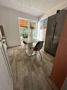 Η κουζίνα ή μικρή κουζίνα στο Pool House Gălăoaia-Cabană la poalele Munțiilor Călimani