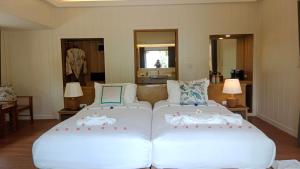 two beds in a room with two lamps at Koh Mook Sivalai Beach Resort in Ko Mook