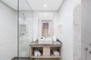 une salle de bain avec un lavabo et une douche dans l'établissement Rihab Hotel, à Rabat
