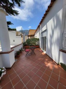 卡普里Il Geco的大楼内带桌椅的天井